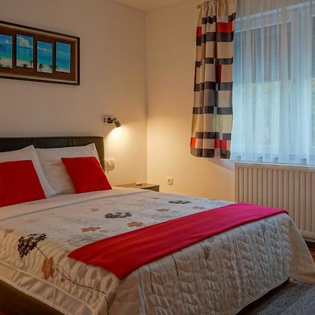 Licko Petrovo Selo Apartments Paradise מראה חיצוני תמונה